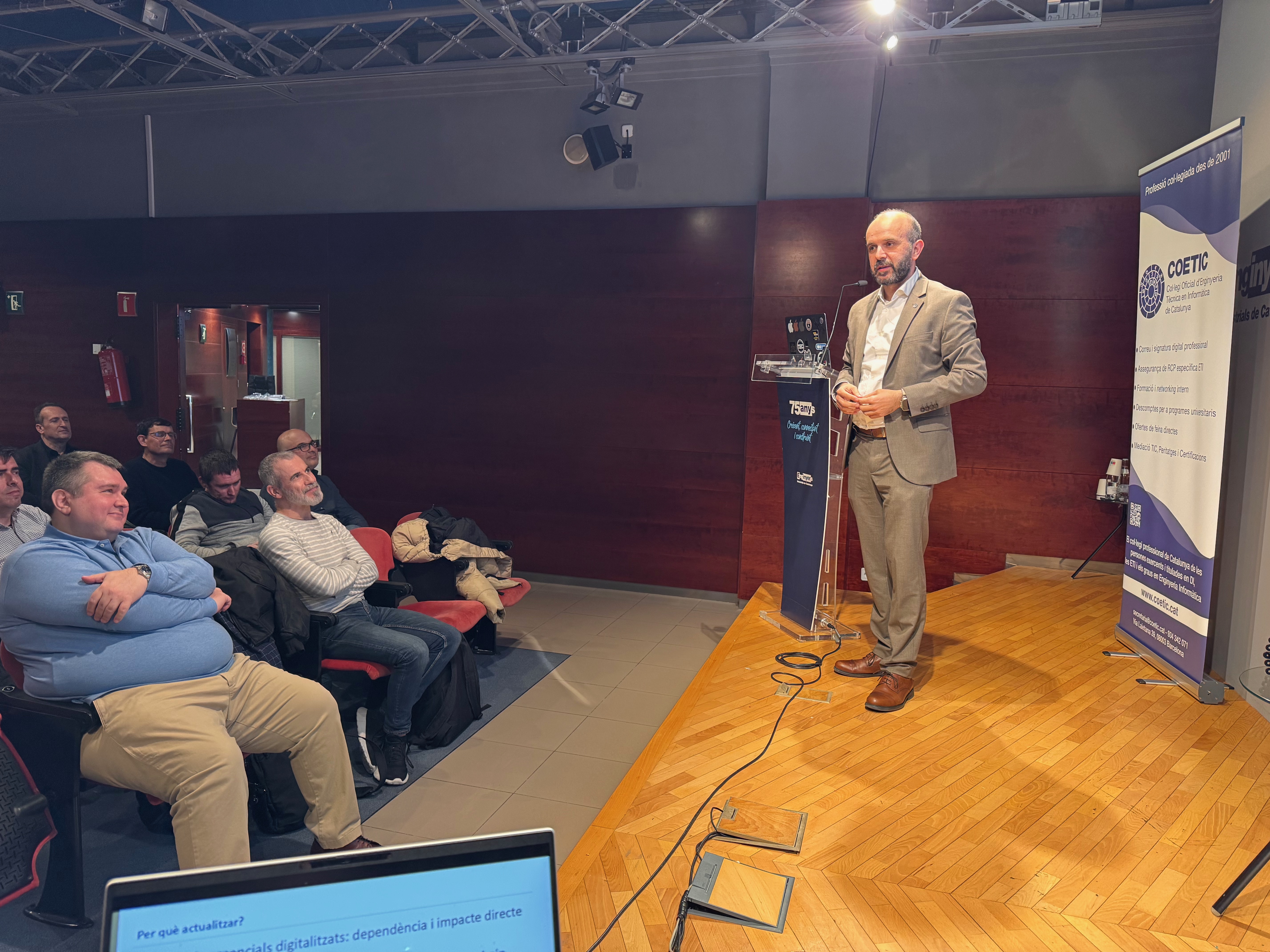 El vicedegà parlant sobre el nou codi deontològic