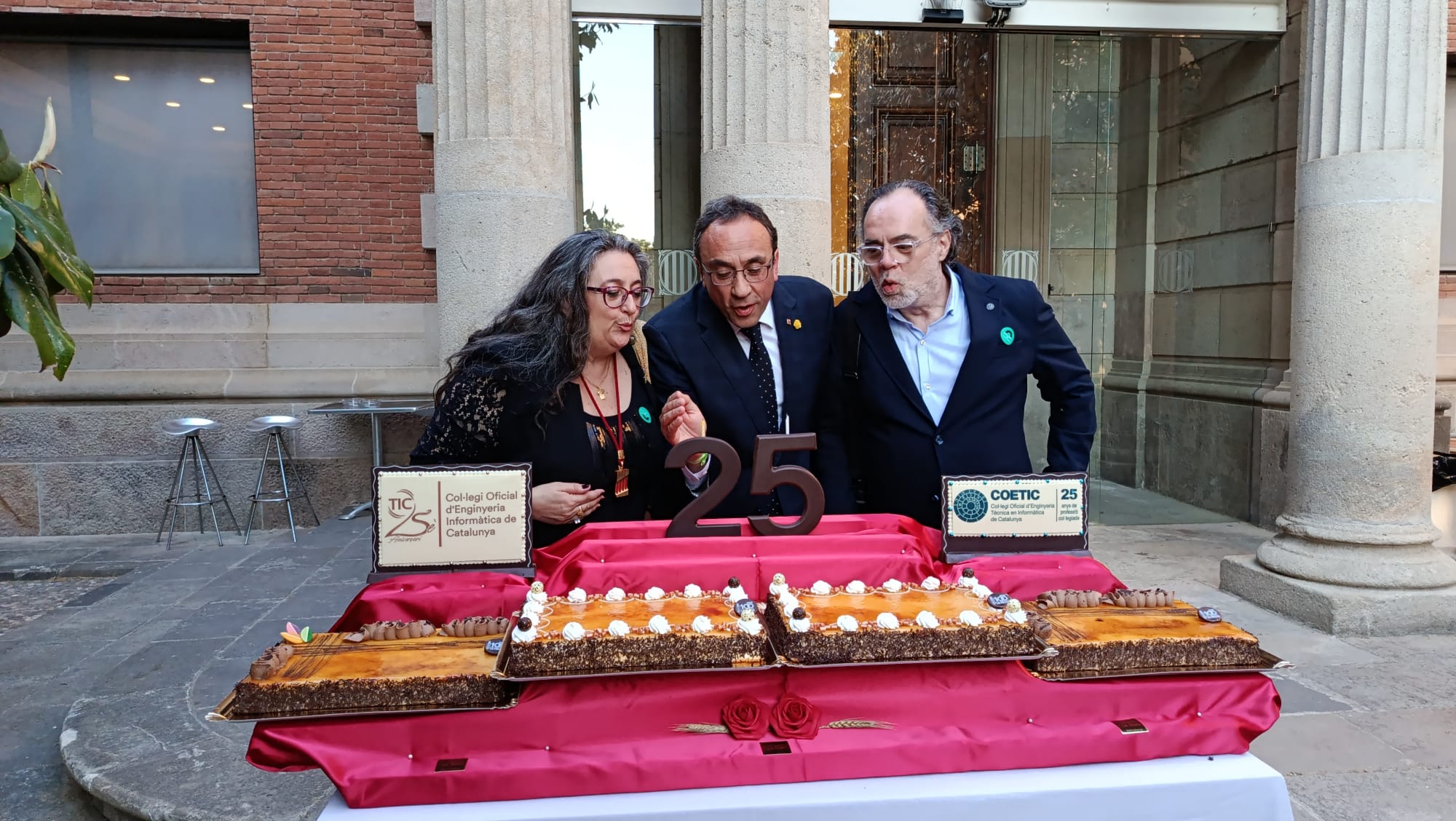 Fotografia del moment en què es van apagar les espelmes del pastís d'aniversari