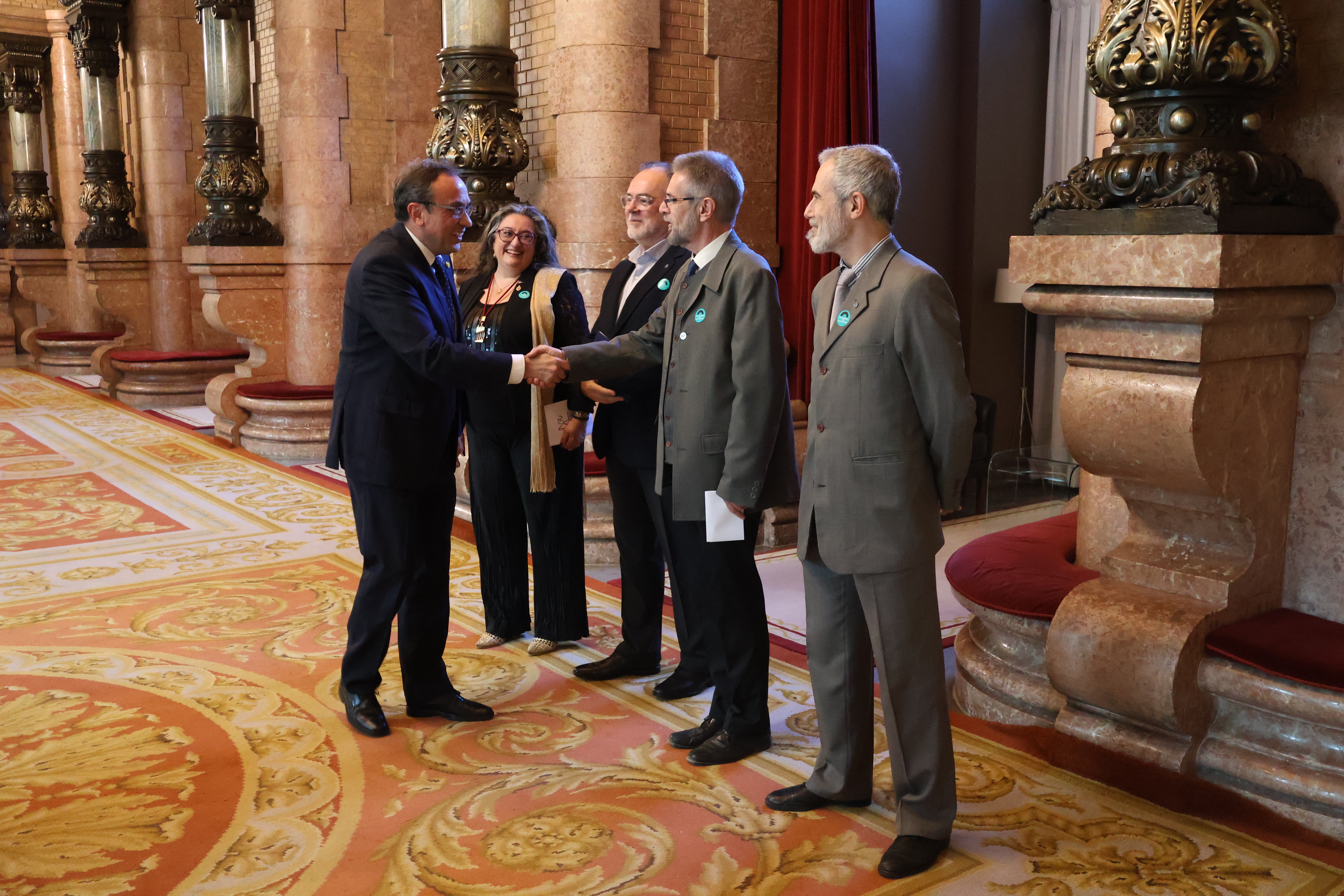 Fotografia dels degans i fundadors amb el president del Parlament