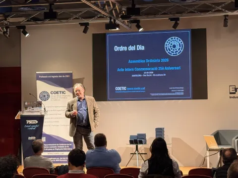 El degà del Col·legi presentant l'orde del dia al començament de l'assemblea.