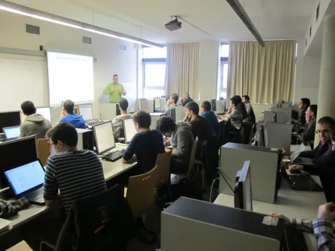 Alumnes escoltan l'explicació del professor