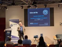 El degà del Col·legi presentant l'orde del dia al començament de l'assemblea.